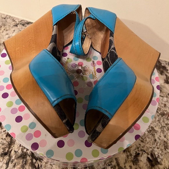 Costumed Designed Coach Platforms - Picture 2 of 4